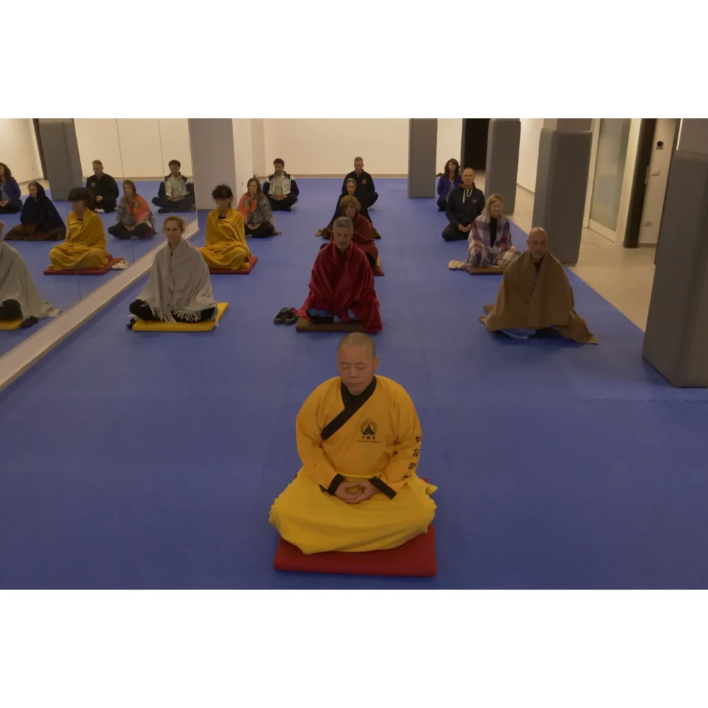 Allievi durante una sessione di meditazione seduta