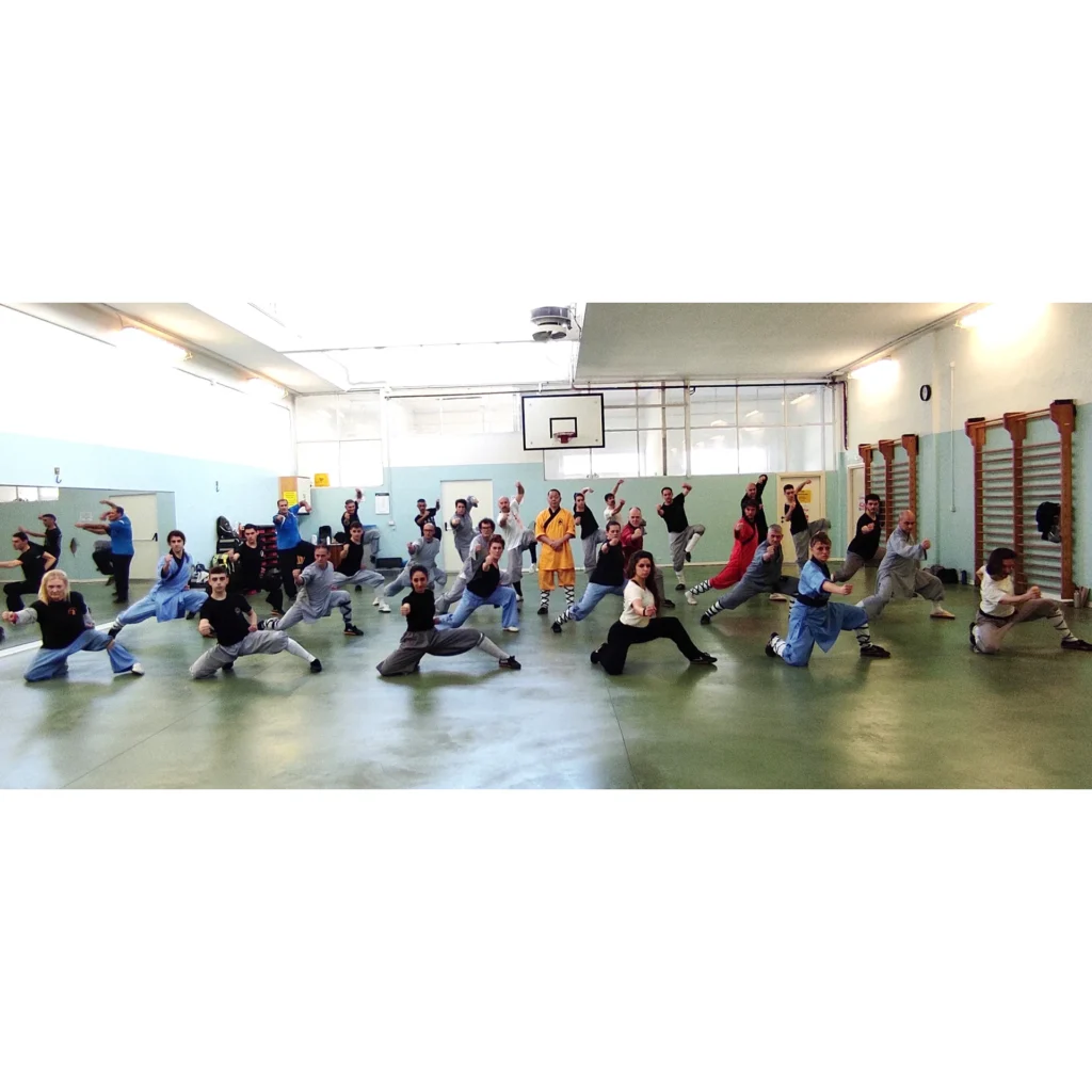 Allievi durante la pratica di Shaolin Kung Fu e Qigong