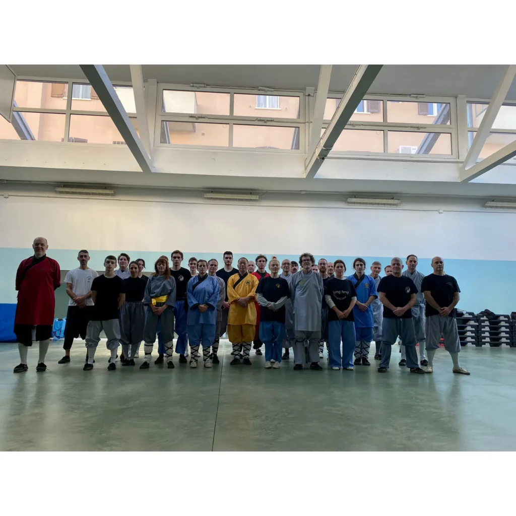 Allievi durante la pratica di Shaolin Kung Fu e Qigong