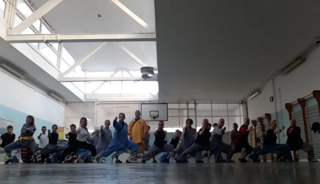 Allievi durante la pratica di Shaolin Kung Fu e Qigong