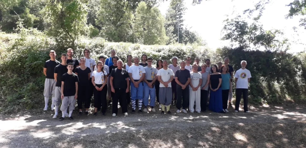 Allievi durante la pratica di Shaolin Kung Fu e Qigong