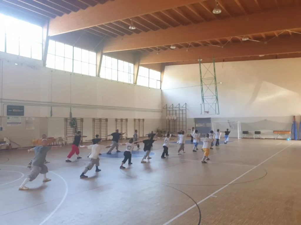 Allievi durante la pratica di Shaolin Kung Fu e Qigong