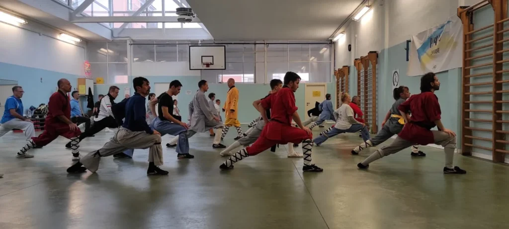 Allievi durante la pratica di Shaolin Kung Fu e Qigong