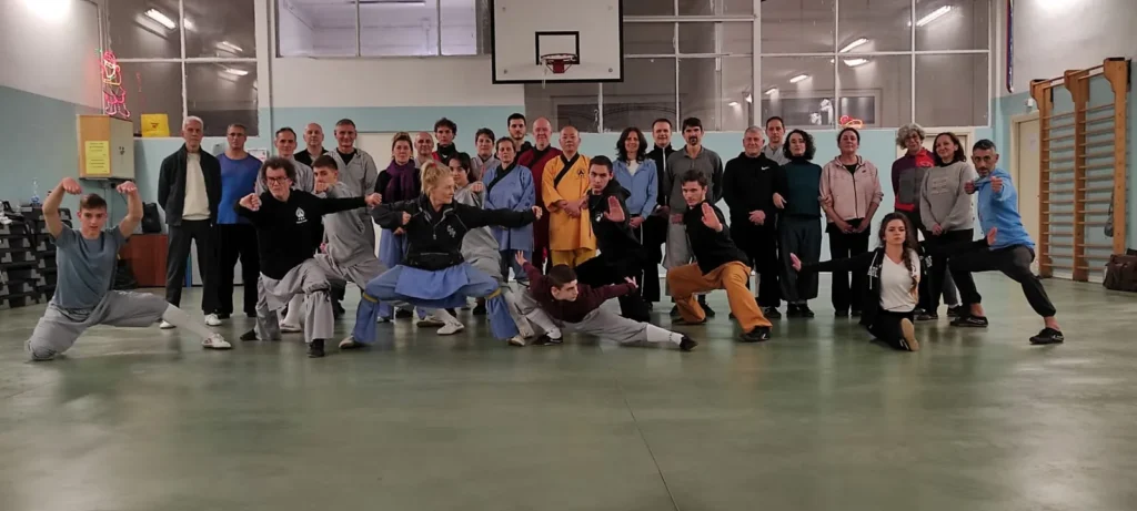 Allievi durante la pratica di Shaolin Kung Fu e Qigong