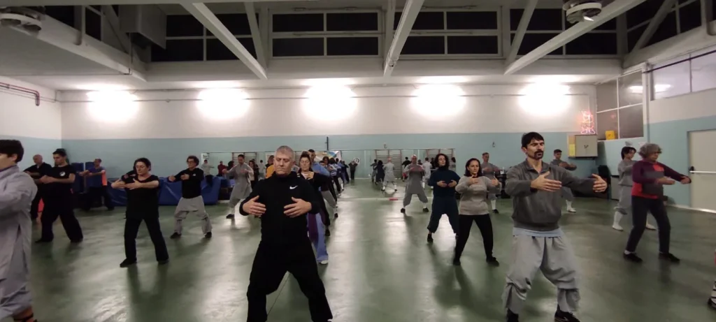 Allievi durante una sequenza di respirazione e movimento circolare di Shaolin Qigong