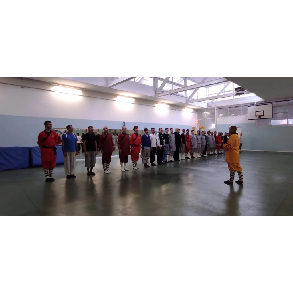 Allievi durante la pratica di Shaolin Kung Fu e Qigong
