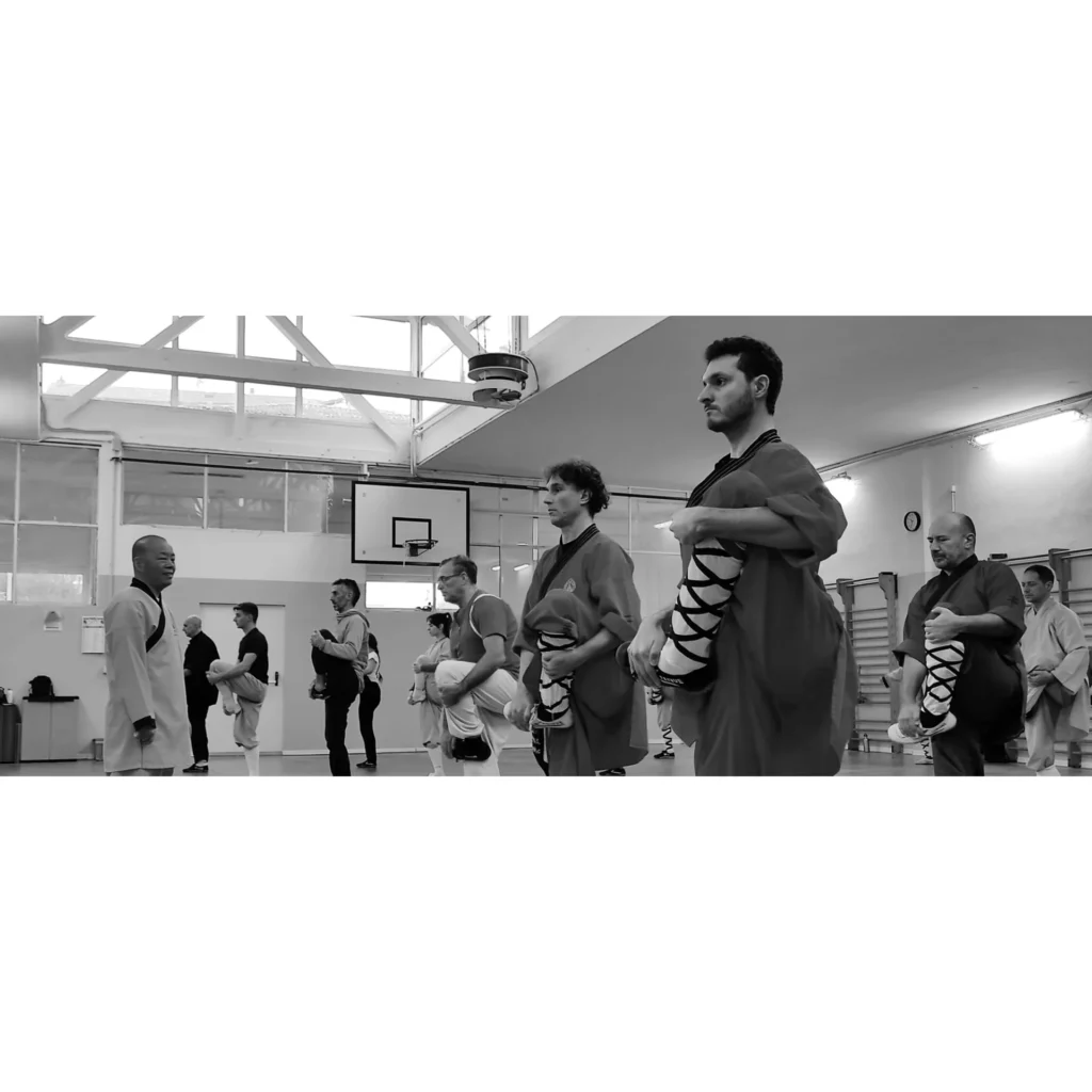 Allievi durante una pratica di centratura e respirazione nello Shaolin Qigong