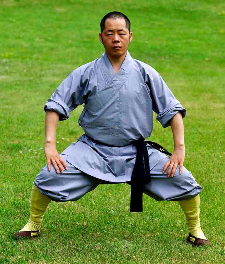 Maestro Shi Yan Hui durante una pratica tradizionale all’aperto