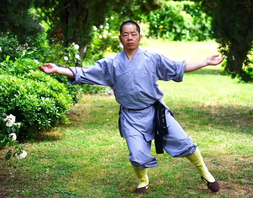 Maestro Shi Yan Hui durante una pratica all’aperto