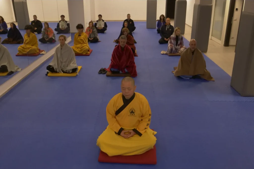 Allievi durante la pratica di Shaolin Kung Fu e Qigong