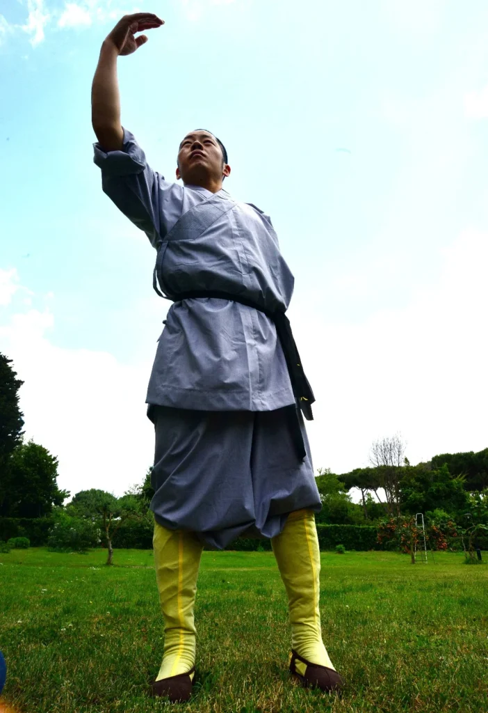 Maestro Shi Yan Hui durante una pratica di Shaolin Qigong dedicata a respiro e presenza