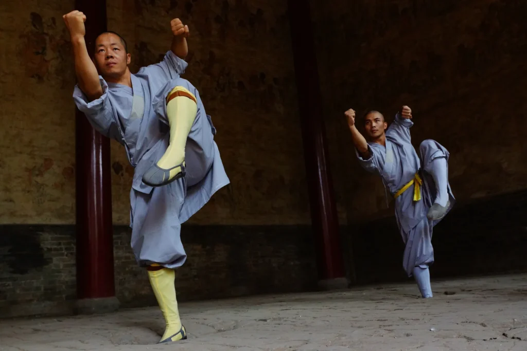 Maestro Shi Yan Hui durante un allenamento nella tradizione Shaolin