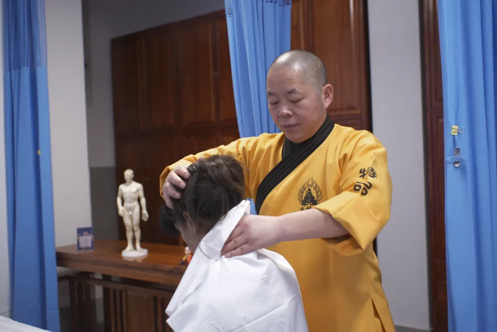 Maestro Shi Yan Hui durante una pratica di Medicina Tradizionale Cinese