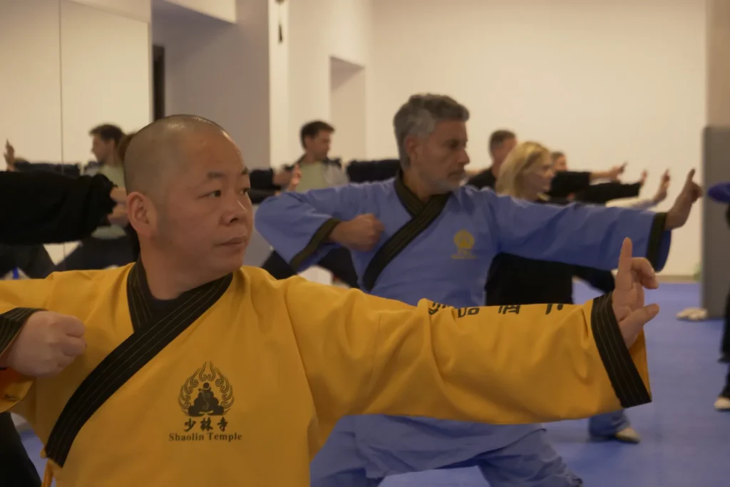 Maestro Shi Yan Hui durante un incontro formativo con gli allievi