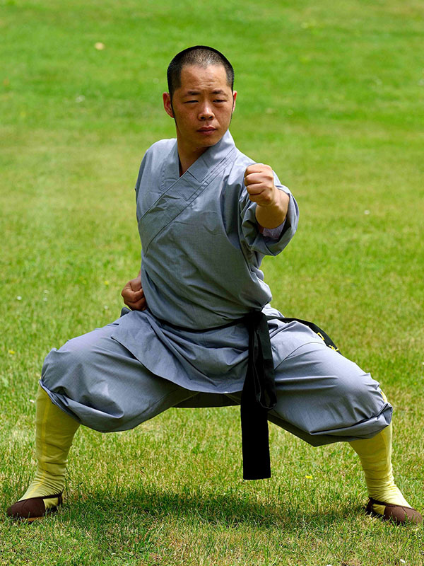 Maestro Shi Yan Hui durante una pratica di Shaolin Qigong