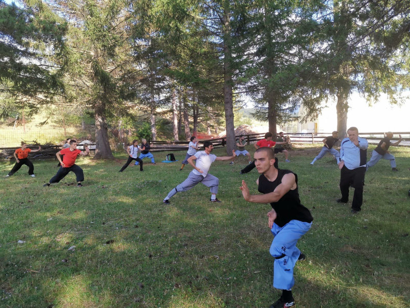 Praticanti durante una sessione di formazione Shaolin