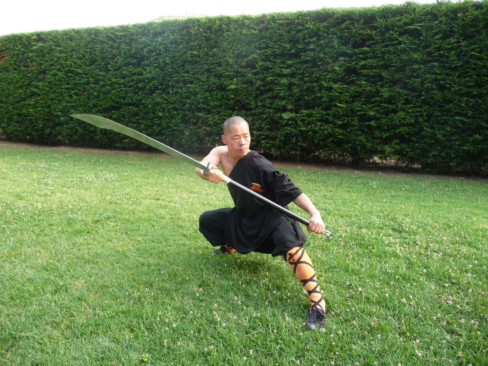 Maestro Shi Yan Hui durante una pratica di Shaolin Kung Fu con arma tradizionale