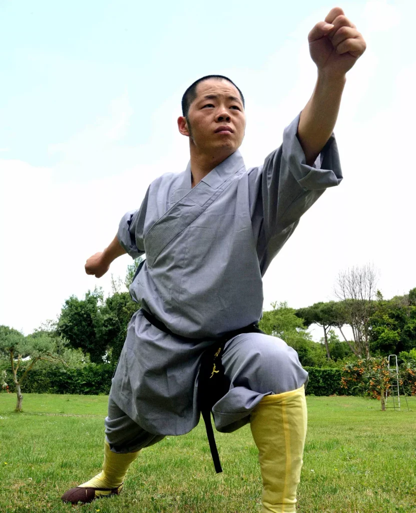 Maestro Shi Yan Hui durante una pratica di Shaolin Qigong all aperto