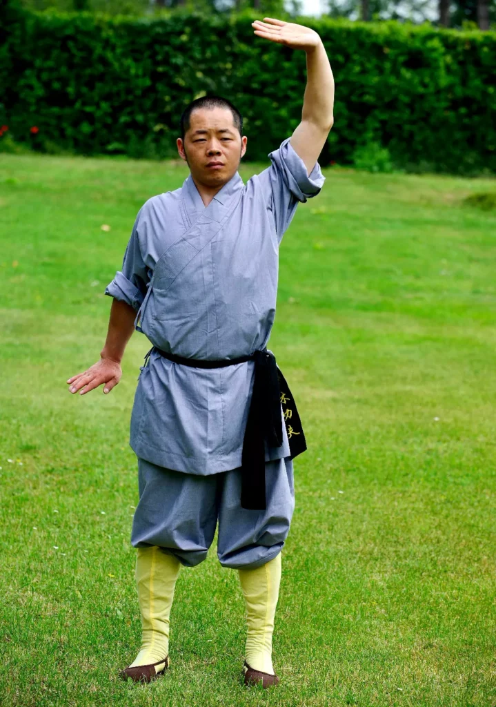 Maestro Shi Yan Hui durante una pratica di centratura nello Shaolin Qigong