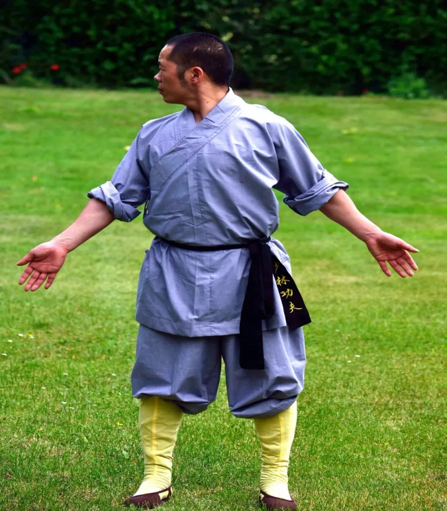Maestro Shi Yan Hui durante una pratica di equilibrio e ascolto nello Shaolin Qigong